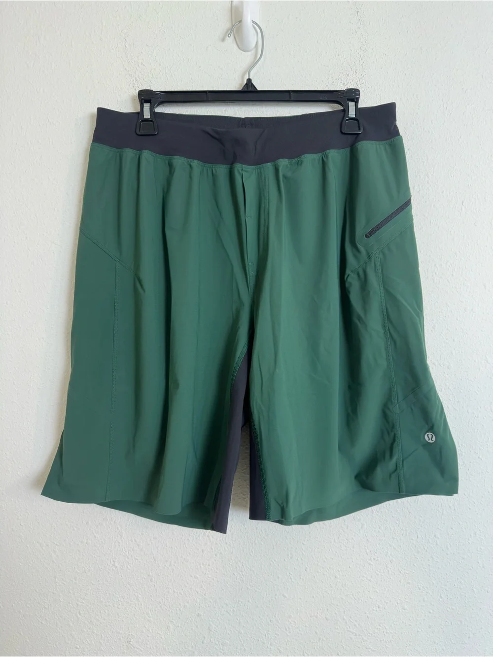 Lululemon men’s green assert shorts